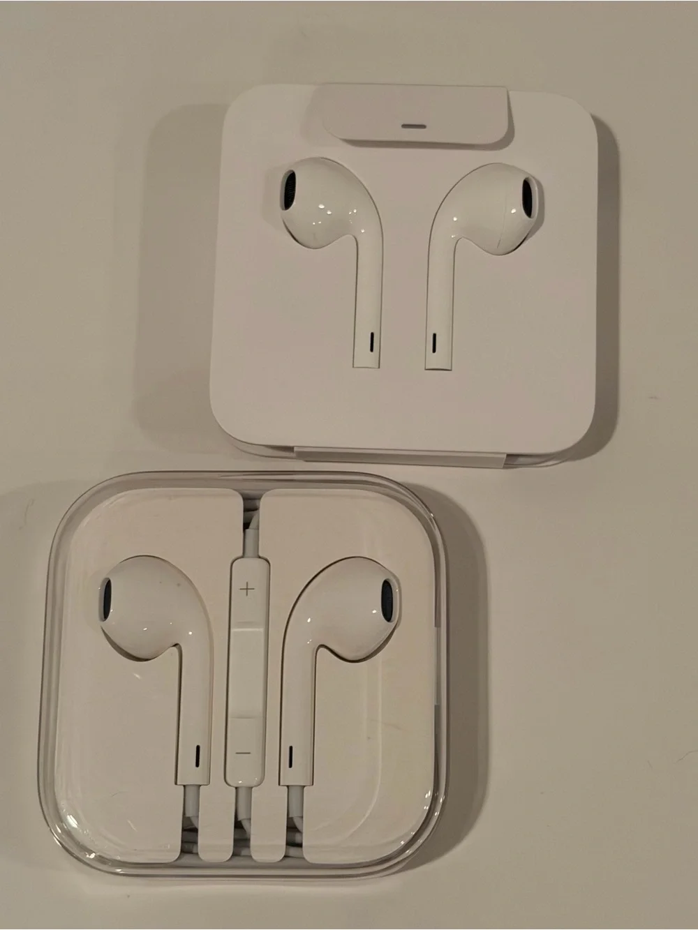 2 White NEW Apple Wired Earbuds Set.